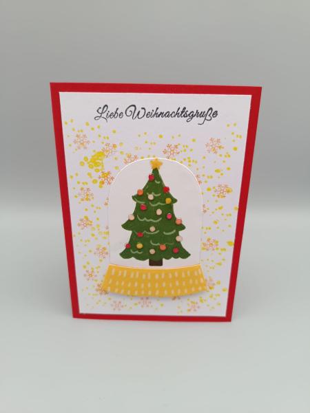 Liebe Weihnachtsgrüße — Grußkarte mit Schneekugel und Tannenbaum